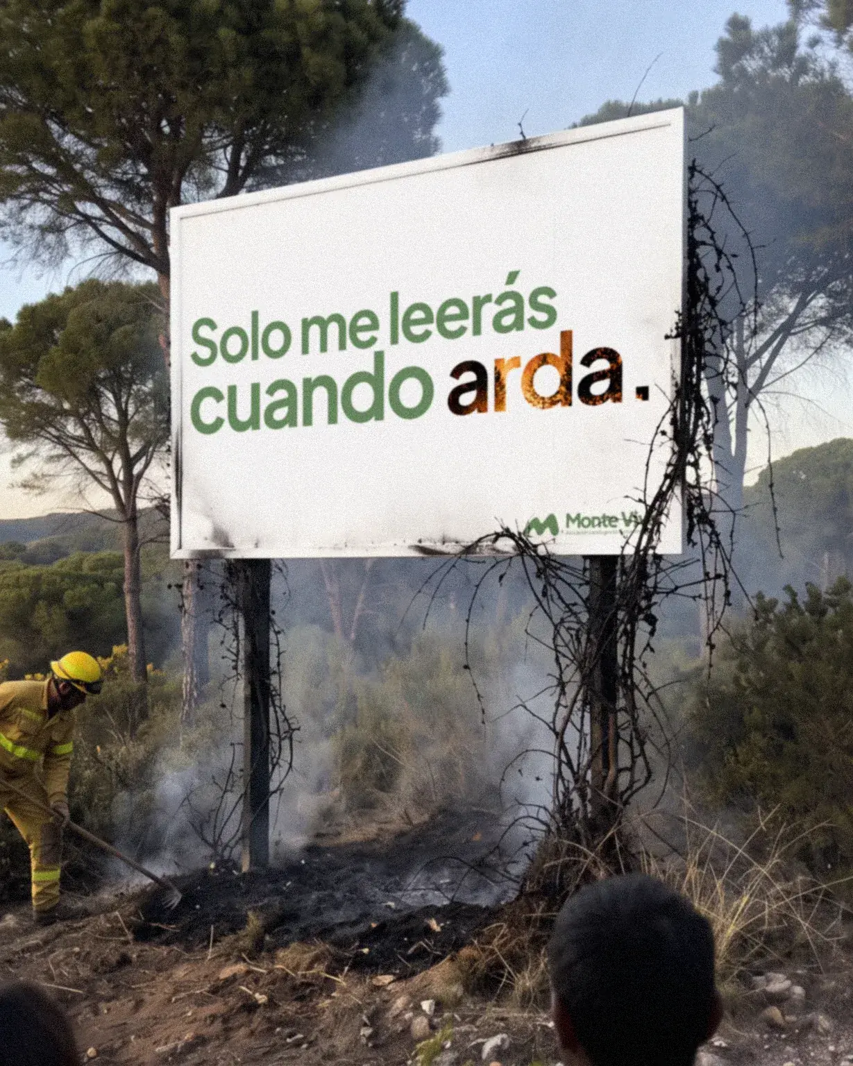 La valla al día siguiente, ya legible
